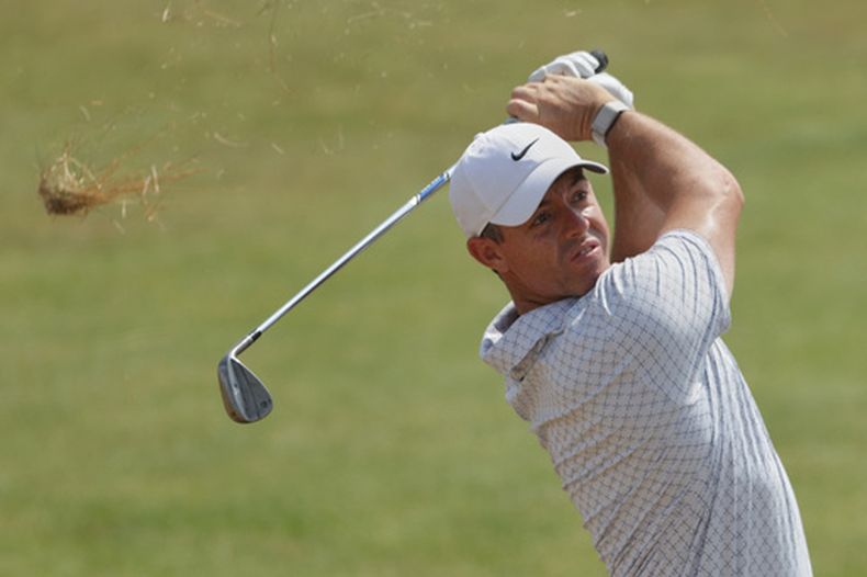 El norirlandés Rory McIlroy realiza un tiro durante la segunda ronda del Abierto Británico de Golf en el campo del Royal Birkdale, el viernes 17 de julio de 2026, en Southport, Inglaterra. (AP Foto/Peter Morrison)