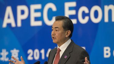 americateve | El ministro de Exteriores chino, Wang Yi, gesticula durante una conferencia de prensa en encuentros relacionados con la cumbre de Cooperaci&oacute;n Econ&oacute;mica Asia Pac&iacute;fico (APEC) en el Centro Nacional de Convenciones de China, en la capital