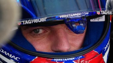 El piloto de Red Bull Max Verstappen se alista durante la tercera práctica del Gran Premio de Baréis, en el circuito de Sepang, Malasia, el 3 de octubre de 2026. (AP Foto/Vincent Thian)