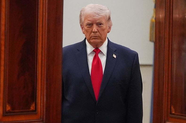 El presidente Donald Trump llega desde el Salón Azul para hablar sobre la guerra de Irán en el Corredor Estatal de la Casa Blanca, el miércoles 1 de abril de 2026, en Washington. (AP Foto/Alex Brandon, Pool)