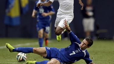 americateve | El jugador de la selecci&oacute;n de Costa de Marfil, Jean-Daniel Akpa Akpro, arriba, salta para evitar una entrada en un partido contra Bosnia-Herzegovina el viernes, 30 de mayo de 2014, ,en San Luis.  (AP Photo/Jeff Roberson)