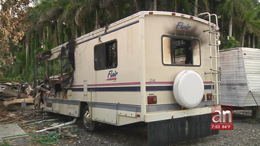 incendio en el sur de miami deja varias casas moviles y autos  calcinados