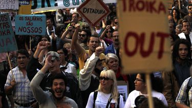 americateve | Un grupo de personas marcha el s&aacute;bado 26 de octubre de 2013 hacia el parlamento portugu&eacute;s durante una manifestaci&oacute;n contra las medidas de austeridad implementadas por el gobierno en relaci&oacute;n con un rescate financiero internacio
