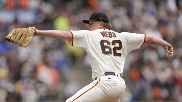 Logan Webb abridor de los Gigantes de San Francisco lanza en el primer episodio del juego ante los Rockies de Colorado, en San Francisco. Domingo 9 de julio de 2023. (AP Foto/Eric Risberg)