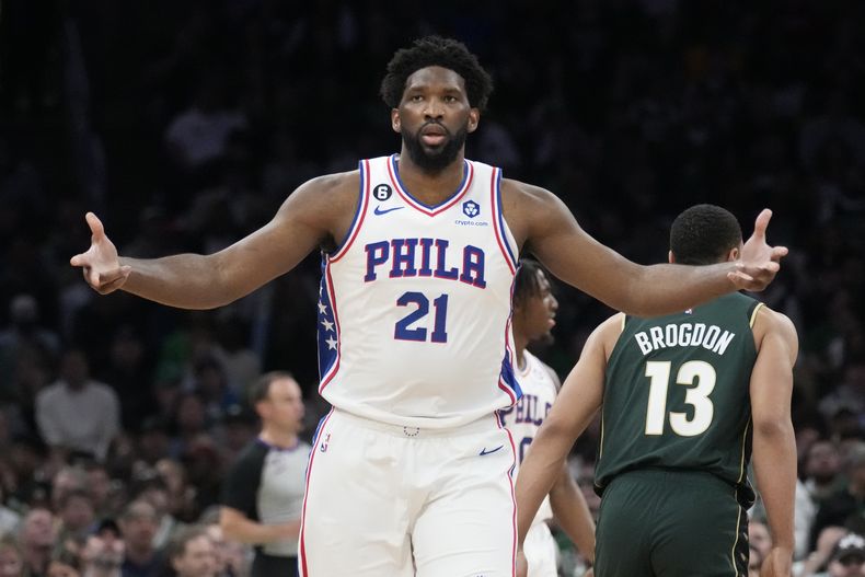 El camerunés Joel Embiid, de los 76ers de Filadelfia celebra luego de atinar un triple ante los Celtics de Boston en la semifinal de la Conferencia Este, el martes 9 de mayo de 2023 (AP Foto/Charles Krupa)