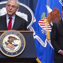 El administrador principal de la DEA Louis Milione (d) detrás del secretario de Justicia Merrick Garland en Washington el 2 de mayo de 2023.. (Foto AP /Nathan Howard)