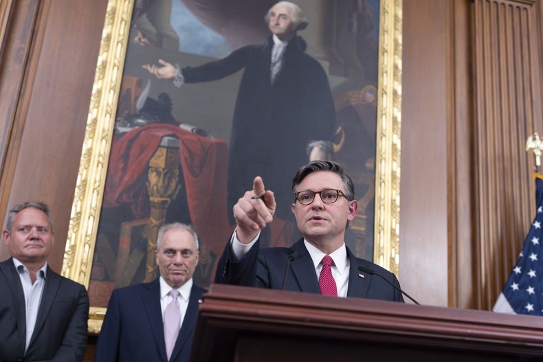 El presidente de la Cámara de Representantes de Estados Unidos, Mike Johnson, presenta a los reporteros una visión optimista respecto a la aprobación del gran proyecto de ley fiscal y de inmigración del presidente Donald Trump para el 4 de julio, en una conferencia de prensa en el Capitolio, Washington, el martes 24 de junio de 2025. (AP Foto/J. Scott Applewhite)