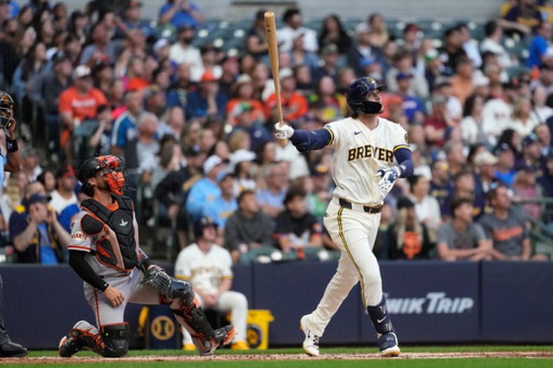 Brice Turang de los Cerveceros de Milwaukee observa su triple de dos carreras en la segunda entrada ante los Gigantes de San Francisco el lunes primero de junio del 2026. (AP Foto/Aaron Gash)