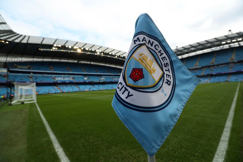El escudo de un club adorna un banderín de córner previo al partido de fútbol de la Liga Premier inglesa entre el Manchester City y el Newcastle United en el Estadio Etihad en Mánchester, Inglaterra, el 1 de septiembre de 2018. (Foto AP/Jon Super, Archivo)