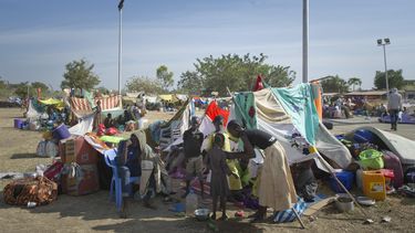 americateve | Una familia desplazada junto a sus pertenencias tras buscar refugio en el complejo de la Misi&oacute;n de la ONU en Sud&aacute;n del Sur  (UNMISS), en Juba, el jueves 19 de diciembre de  2013. (Foto AP)