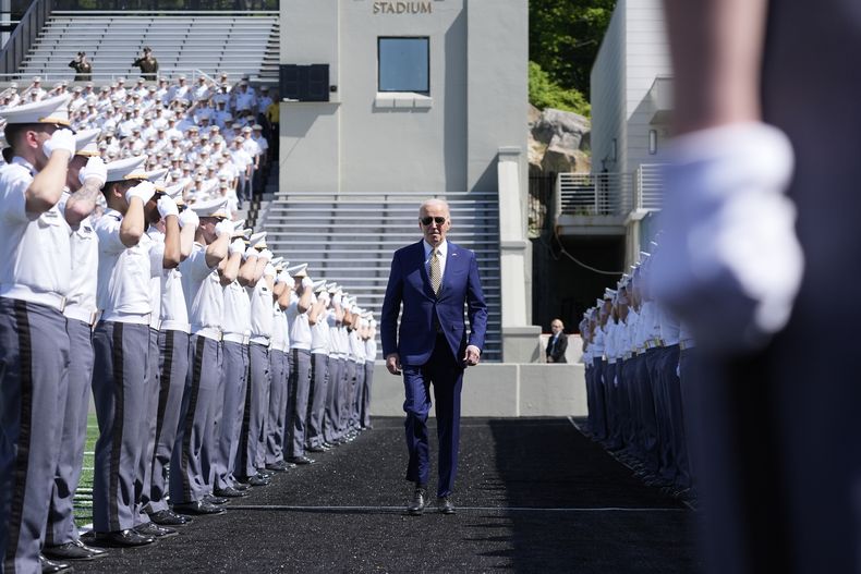 El presidente Joe Biden camina para dar un discurso a los cadetes que se gradúan en la Academia Militar de Estados Unidos en la ceremonia de graduación, el sábado 25 de mayo de 2024 en West Point, Nueva York. (AP Foto/Alex Brandon)