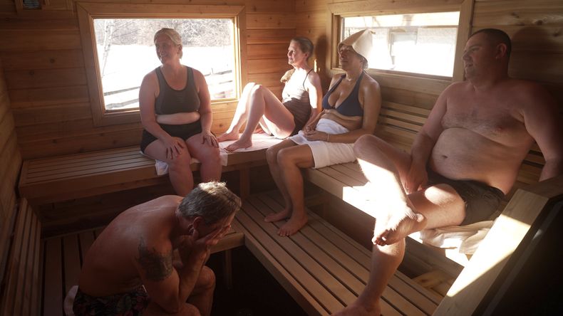 Entusiastas de los saunas, Jeff Tait, Emily Scribner-OPray, Darcy Sudderth, Miki Mosman e Igor Rudenkp comparten una sesión de 75 minutos en un sauna móvil en el parque regional Lebanon Hills en Eagan, Minnesota, el domingo 1 de diciembre de 2024. (AP Foto/Mark Vancleave)