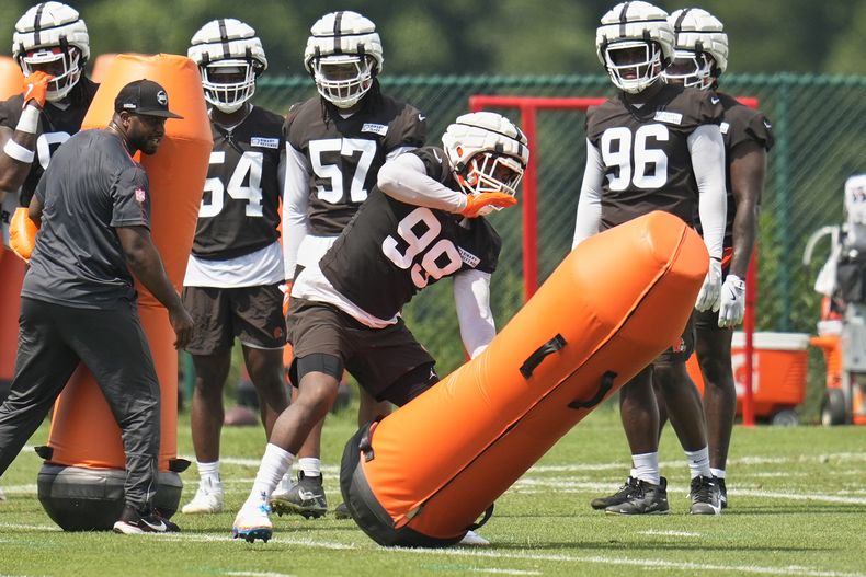 El ala defensiva de los Cleveland Browns, ZaDarius Smith (99), participa en un ejercicio durante una práctica de campamento de entrenamiento de fútbol americano de la NFL, el viernes 26 de julio de 2024, en White Sulphur Springs, W.Va. (AP Foto/Sue Ogrocki)