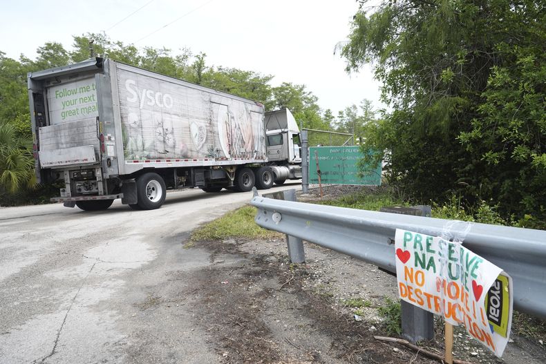 Un camión de Sysco llega al Alcatraz de los Caimanes, un nuevo centro de detención de inmigrantes en Ochopee, Florida, el miércoles 2 de julio de 2025. (AP Foto/Marta Lavandier)