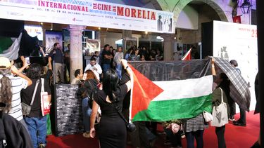 Manifestantes protestan contra la guerra en Gaza en la alfombra roja de la película de Juliette Binoche In-I in Motion durante el segundo día del Festival de Cine de Morelia, en Morelia, México, el sábado 11 de octubre de 2025. (Foto AP/Berenice Bautista)
