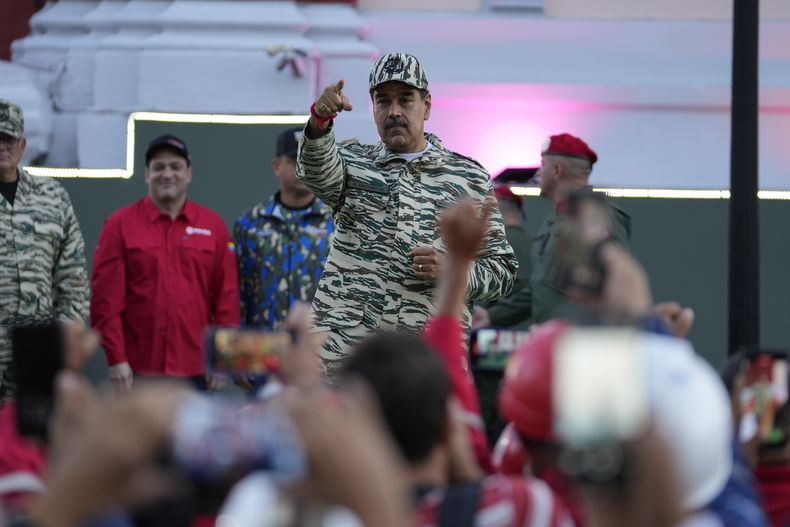 El presidente Nicolás Maduro apunta a la multitud en una marcha en Caracas, Venezuela, el martes 7 de enero de 2025, en los días previos a su toma de posesión para un tercer mandato. (AP Foto/Matías Delacroix)