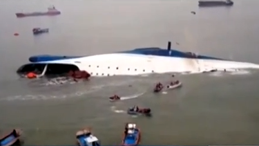 americateve | Más cadáveres continúan siendo recuperados del interior del ferry surcoreano que naufragó el miércoles. El número de muertos asciende a 64. La presidenta de Corea del Sur condeno enfáticamente las acciones del capitán de la embarcación y de los miembros d