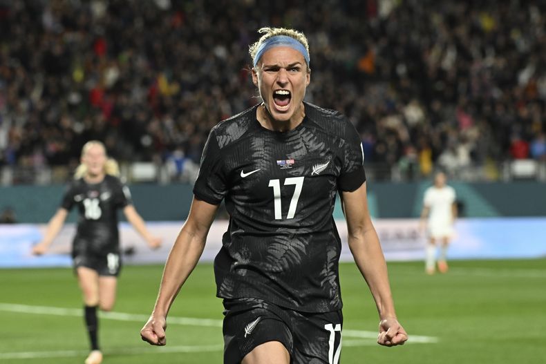 En foto del 20 de julio del 2023, Hannah Wilkinson de Nueva Zelanda celebra tras anotar el gol de su equipo en el duelo ante Noruega. (AP Foto/Andrew Cornaga)