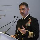 ARCHIVO - El vicealmirante Brad Cooper de la Armada de Estados Unidos habla en un evento en la Exposición y Conferencia Internacional de Defensa, el 21 de febrero de 2023, en Abu Dabi, Emiratos Árabes Unidos. (AP Foto/Jon Gambrell, archivo)