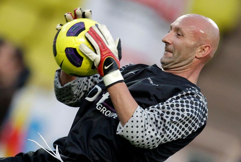 ARCHIVO - El guardameta francés Fabien Barthez calienta antes de un partido benéfico entre el equipo de fútbol Olympique de Marsella y un equipo del Manchester United dirigido por Sir Alex Ferguson, el martes 2 de agosto de 2011, en el estadio de Mónaco. (Foto AP/Lionel Cironneau, Archivo)