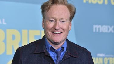 ARCHIVO - Conan OBrien llega a una sesión fotográfica para Conan OBrien Must Go, el 16 de abril de 2024, en Avalon Hollywood en Los Ángeles. (Foto Jordan Strauss/Invision/AP)