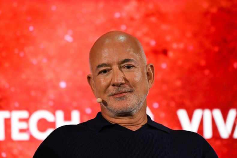 ARCHIVO - Jeff Bezos, fundador de Amazon, habla en la feria Vivatech de París, el miércoles 17 de junio de 2026 (AP Foto/Emma Da Silva, archivo)
