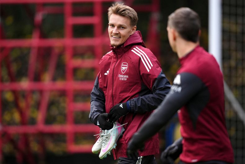 Martin Odegaard del Arsenal arriba a la sesión de entrenamiento en el Sobha Realty Training Centre antes del partido de la Liga de Campeones el miércoles ante el Bayern Munich el martes 25 de noviembre del 2025. (John Walton/PA via AP)