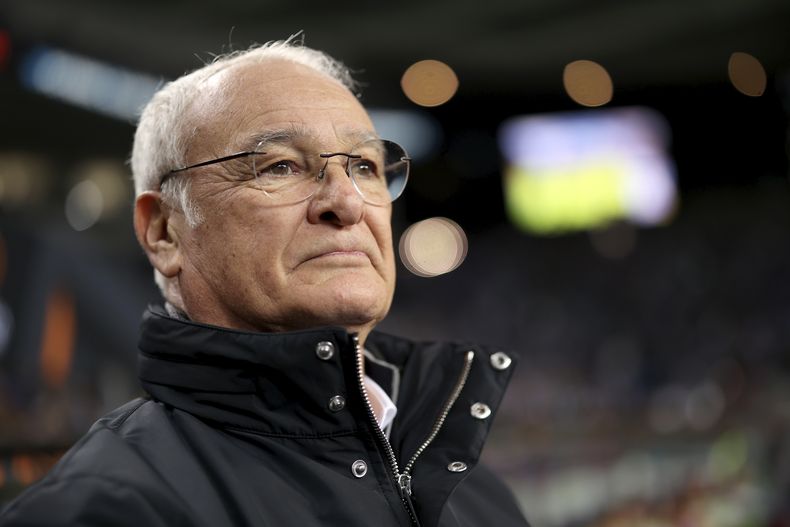 ARCHIVO - Claudio Ranieri, entrenador de la Roma, observa desde la línea de banda previo a un partido de la Liga de Europa entre FC Porto y AS Roma en el estadio Dragao, en Porto, Portugal, el jueves 13 de febrero de 2025. (AP Foto/Luis Vieira, Archivo)