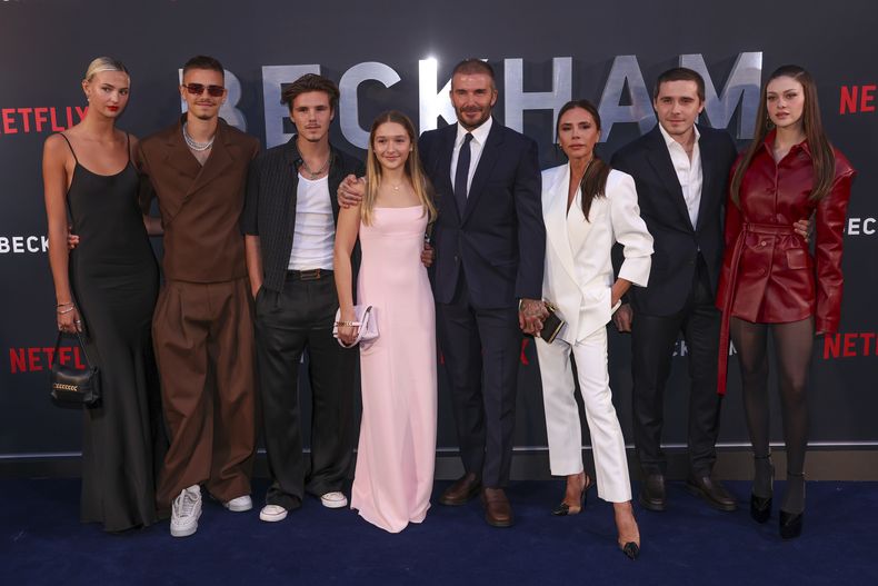 Mia Regan, de izquierda a derecha, Romeo Beckham, Cruz Beckham, Harper Beckham, David Beckham, Victoria Beckham, Brooklyn Beckham y Nicola Peltz Beckham posan a su llegada al estreno de la serie documental Beckham el 3 de octubre de 2023 en Londres. (Foto AP/Vianney Le Caer)