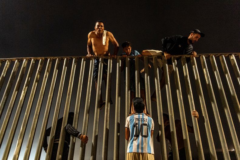 Migrantes tratan de cruzar la cerca que separa Marruecos del enclave español de Ceuta, en el norte de África, el 31 de julio de 2026. (AP Foto/Antonio Sempere)