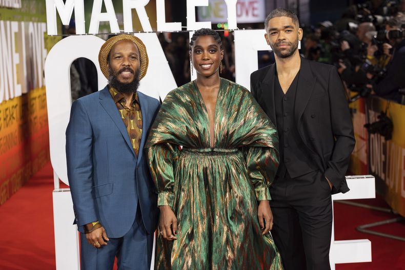 Ziggy Marley, de izquierda a derecha, Lashana Lynch y Kingsley Ben-Adir posan en la premiere de la película Bob Marley: One Love en Londres, el martes 30 de enero de 2024. (Foto Vianney Le Caer/Invision/AP)