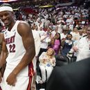 Jimmy Butler, alero del Heat de Miami, festeja la victoria sobre los Knicks de Nueva York en la semifinal de la Conferencia Este, el viernes 12 de mayo de 2023 (AP Foto/Wilfredo Lee)