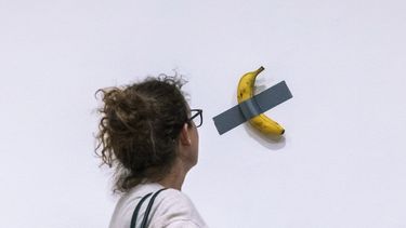 La obra de arte “Comedian”, de Maurizio Cattelan, en Sothebys en Nueva York, el 11 de noviembre del 2024. (AP foto/Eduardo Munoz Alvarez)