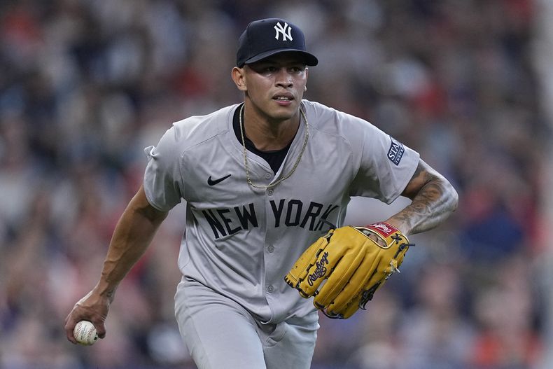 El relevista nicaragüense de ls Yankees de Nueva York Jonathan Loáisiga fildea una bola baja ante Jon Singleton de los Astros de Houston en la sexta entrada del juego del jueves 28 de marzo del 2024. (AP Foto/Kevin M. Cox)