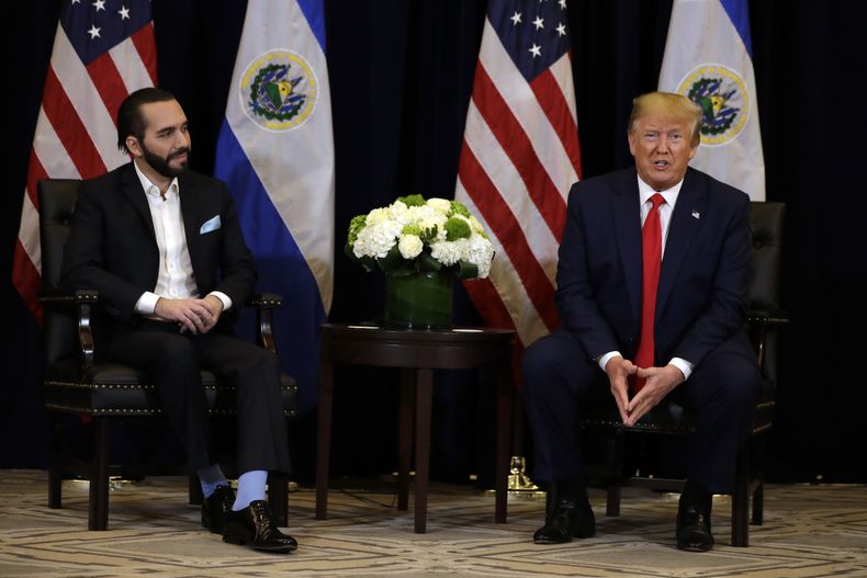 ARCHIVO - El presidente de Estados Unidos, Donald Trump, a la derecha, se reúne con el presidente de El Salvador, Nayib Bukele, durante la Asamblea General de Naciones Unidas el 25 de septiembre de 2019 en Nueva York. (AP Foto/Evan Vucci, Archivo)