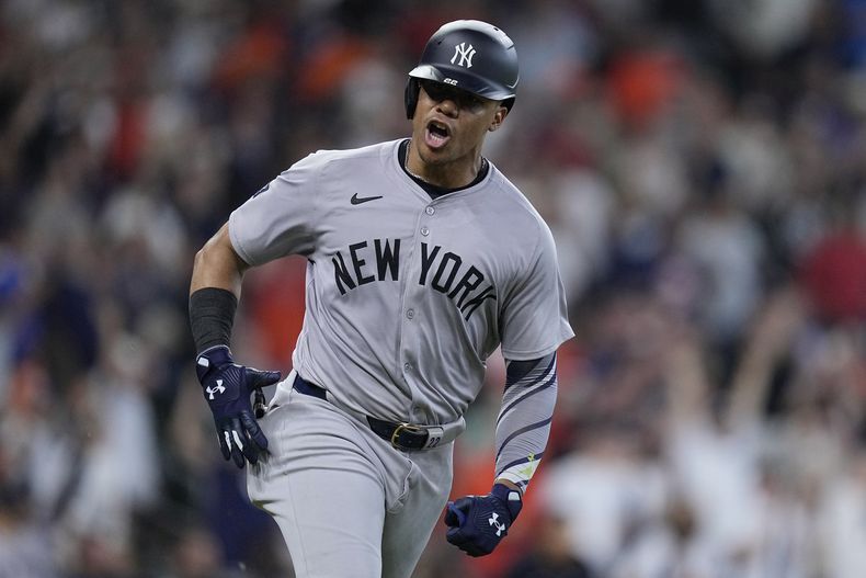 El dominicano Juan Soto de los Yankees de Nueva York celebra luego de conectar un imparable productivo en la novena entrada del juego de béisbol ante los Astros de Houston, el domingo 31 de marzo de 2024, en Houston. (AP Foto/Kevin M. Cox)