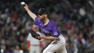 Kuhl lidera a Rockies ante Filis, abandona por lesión