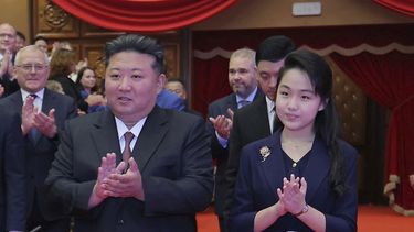 ARCHIVO – En la imagen, proporcionada por el gobierno de Corea del Norte, el líder norcoreano Kim Jong Un y su hija llegan al Gran Teatro de Pyongyang en la capital de Corea del Norte, el 29 de junio de 2025. Los periodistas independientes no tuvieron acceso para cubrir el evento presentado en la imagen, distribuida por el gobierno norcoreano. El contenido de la imagen se presenta tal y como fue proporcionado y no puede ser verificado independientemente. (Agencia Telegráfica Central de Corea/Servicio de Noticias de Corea vía AP, Archivo)