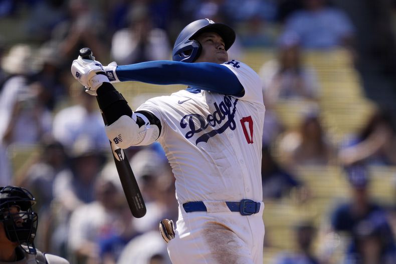 Shohei Ohtani, de los Dodgers de Los Ángeles observa su jonorón solitario durante el quinto episodio del juego de béisbol ante los Guardianes de Cleveland, el domingo 8 de septiembre de 2024, en Los Ángeles. (AP Foto/Mark J. Terrill)