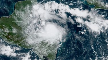 Nana se convierte en huracán y avanza hacia Belice