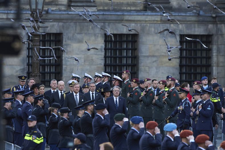 La ceremonia en honor a los caídos en las guerras, con la presencia del rey Guillermo Alejandro y la reina Maxima en Ámsterdam, Holanda, el 4 de mayo del 2025. (AP foto/Peter Dejong)