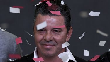Marcelo Gallardo se encuentra en medio de confeti durante su presentación como nuevo entrenador de fútbol de River Plate en Buenos Aires, Argentina, el lunes 5 de agosto de 2024. (AP Foto/Gustavo Garello)