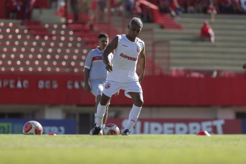 Romário, del América, realiza su calentamiento antes de iniciar un partido de la segunda división estatal ante Araruama, en el estadio Giulite Coutinho, en Mesquita, Brasil, el sábado 15 de junio de 2024. (AP Foto/Bruna Prado)