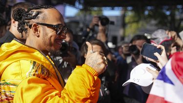 El piloto de Mercedes Lewis Hamilton saluda a los aficionados en el circuito de Albert Park, sede del GP de Australia de la Fórmula Uno, el jueves 21 de marzo de 2024, en Melbourne. (AP Foto/Asanka Brendon Ratnayake)