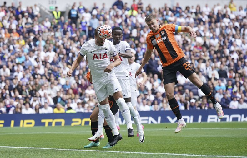 En foto del 6 de agosto del 2023, Harry Kane del Tottenham anota el segundo gol de su encuentro de pretemporada ante el Shakhtar Donetsk. (Yui Mok/PA via AP)