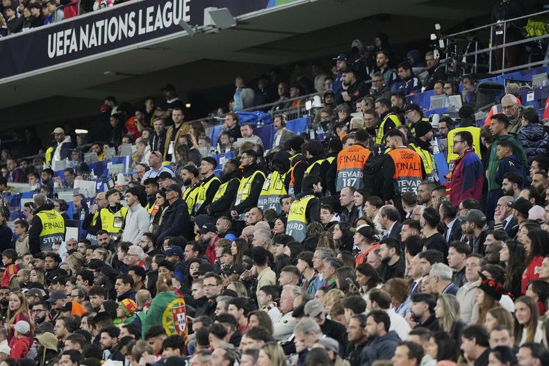 Los auxiliares de juego forman una fila en las gradas durante la final de la Liga de Naciones entre Portugal y España en la Arena Allianz de Múnich, Alemania, el domingo 8 de junio de 2025. (Foto AP/Martin Meissner)
