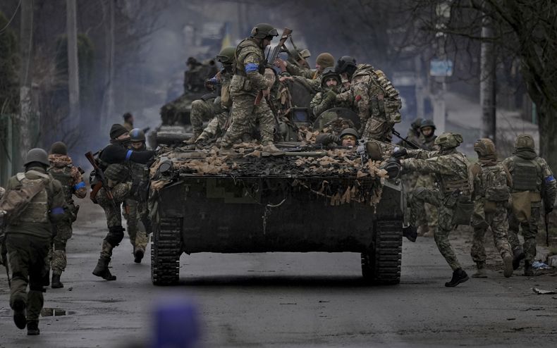 ARCHIVO - Soldados ucranianos en un vehículo en las afueras de Kiev, Ucrania, el 2 de abril de 2022. (AP Foto/Vadim Ghirda, Archivo)