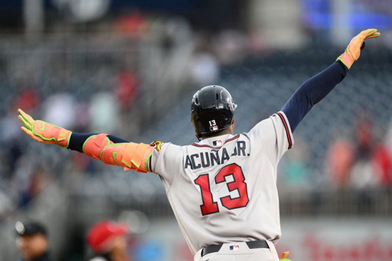Ronald Acuña Jr., de los Bravos de Atlanta, celebra su cuadrangular de tres carreras mientras recorre las bases durante la séptima entrada del juego de béisbol de Grandes Ligas, el miércoles 2 de septiembre de 2026, en Washington. (AP Foto/Nick Wass)