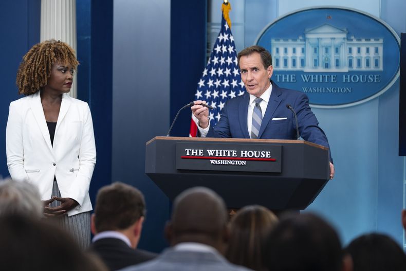 El portavoz de seguridad nacional de Estados Unidos, John Kirby, habla durante una rueda de prensa acompañado por la secretaria de prensa de la Casa Blanca, Karine Jean-Pierre, el lunes 17 de junio de 2024, en Washington. (AP Foto/Evan Vucci)