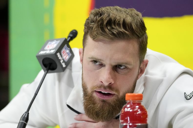 El pateador de los Chiefs de Kansas City, Harrison Butker (7), participa durante la noche inaugural del Super Bowl 59, el lunes 3 de febrero de 2025, en Nueva Orleans, antes del partido de fútbol americano de la NFL entre los Eagles de Filadelfia y los Chiefs el domingo. (AP Foto/Matt York)